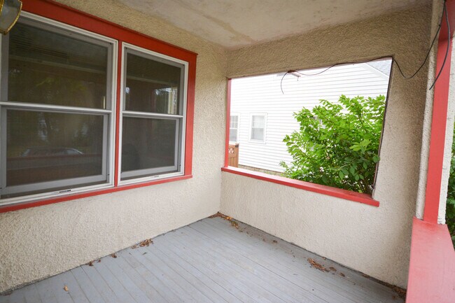Building Photo - Kutzky Park Home w/Master Suite