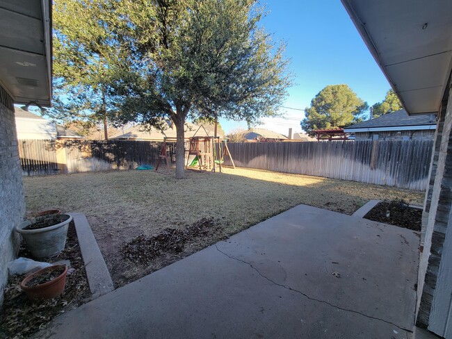 Building Photo - 3600 Crestmont Dr