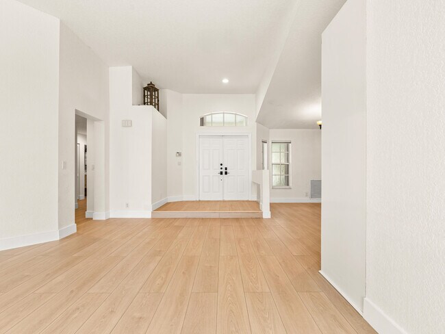 Building Photo - 833 Heron Rd