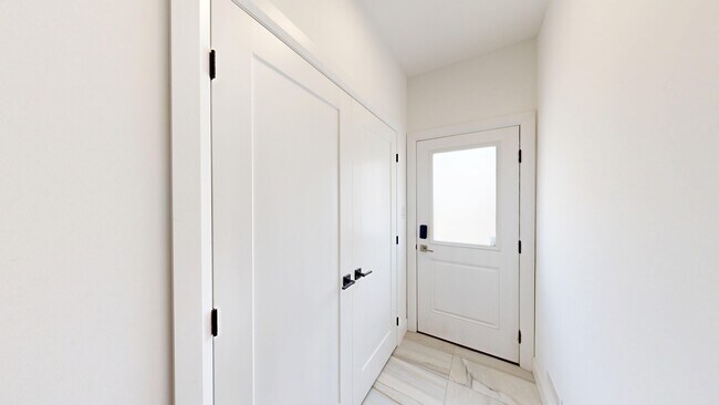 Photo du bâtiment - For Lease – Modern 3 Bedroom, 2 Bathroom Upper Unit