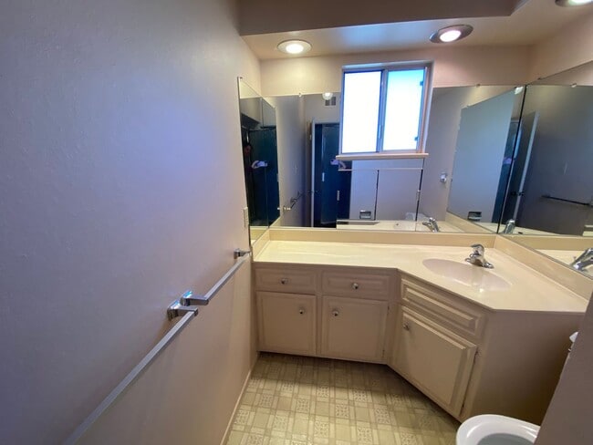 Building Photo - 1205 Lela Ln
