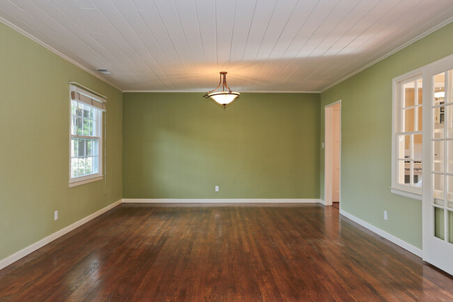 Building Photo - Charming 1 Bed 1 Bath Los Altos Cottage on...