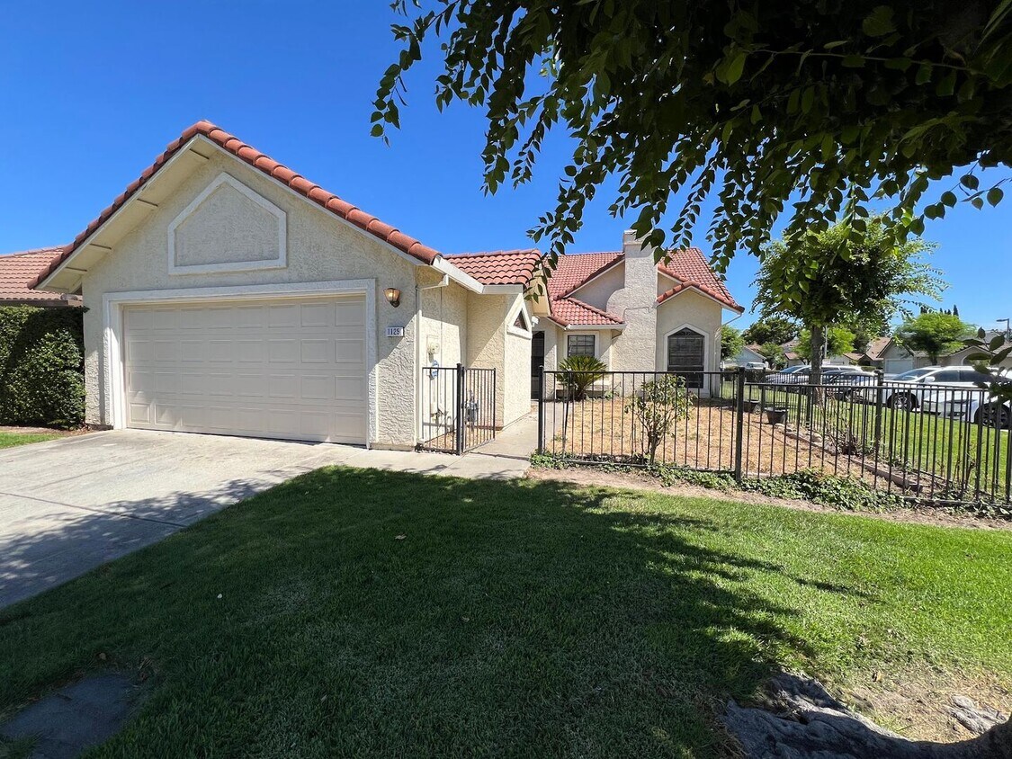 Primary Photo - 3BD/2BA Home w/ Bonus Room - Available Now!