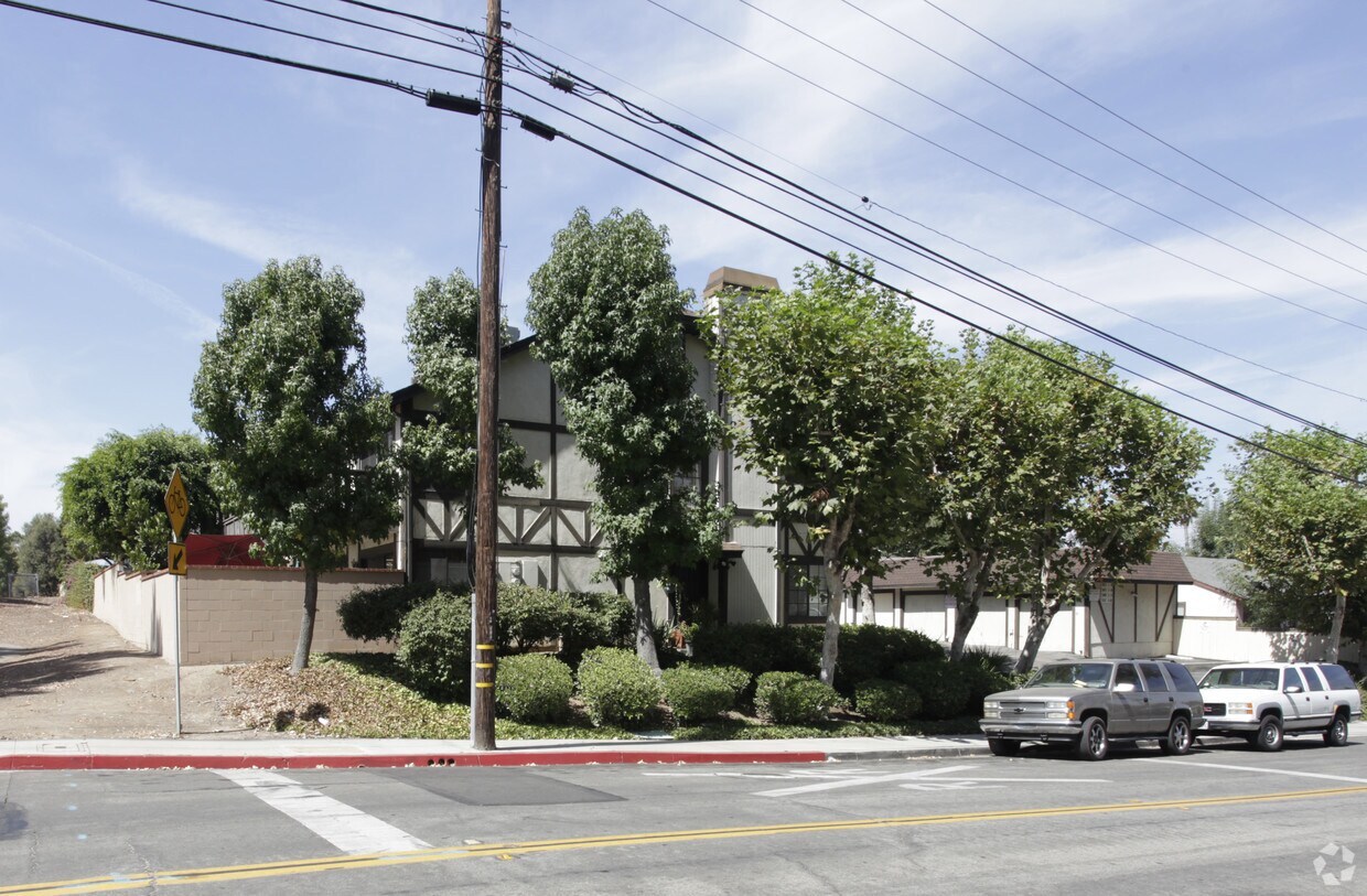 Foto del edificio - 343-351 S Monte Vista St