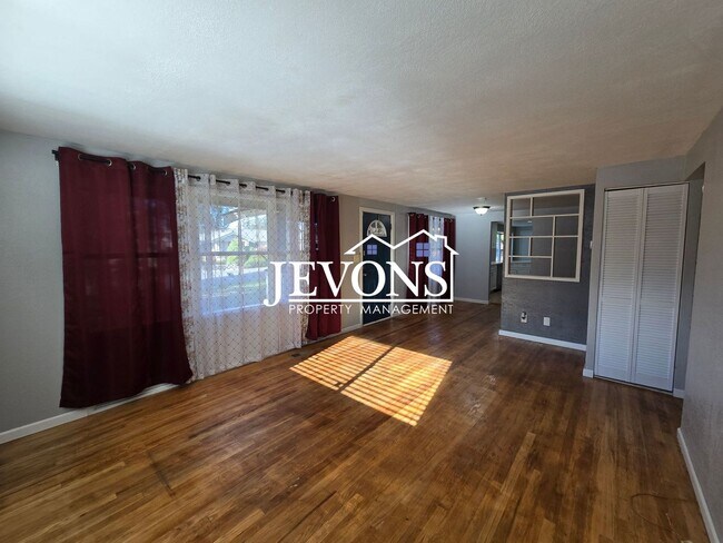 Building Photo - Perfect for families and pets! Charming 3-...