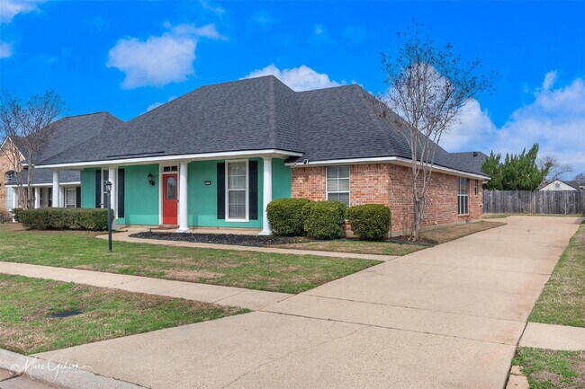 Foto del edificio - "Charming 3-Bed Sanctuary with Granite Countertops & Cozy Fireplace on Colonial Drive!"