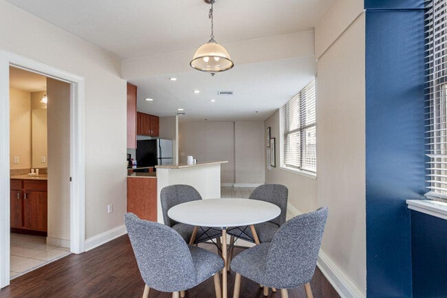 Building Photo - 925 Common St