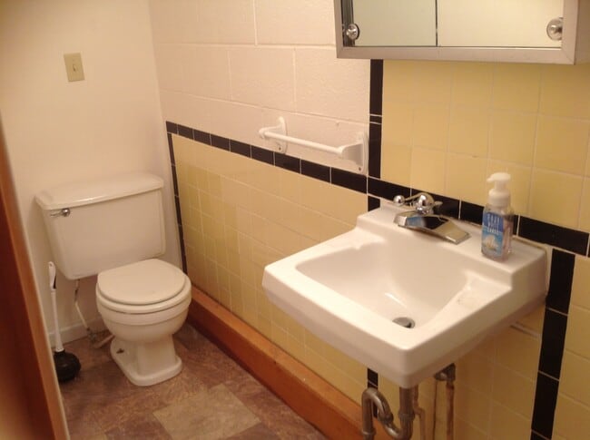 Half bath - 250 Chapel Rd