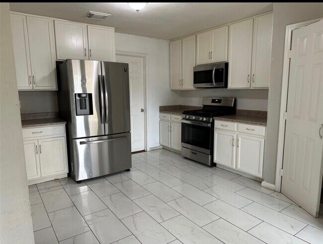 Foto del edificio - 17002 Westminster Village Ct