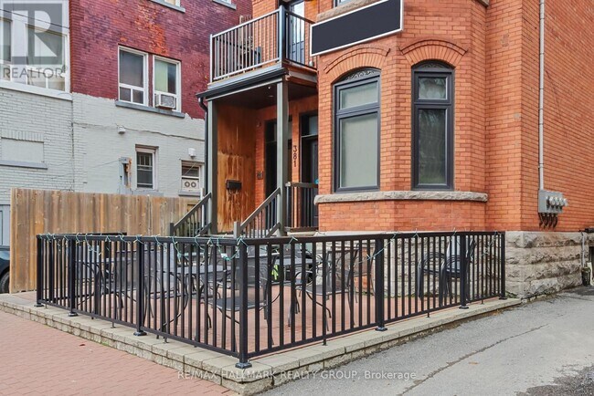 Building Photo - 2-381 COOPER St