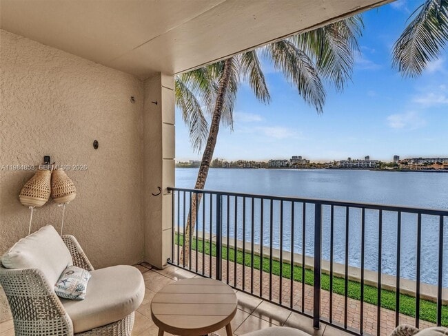 Foto del edificio - 17150 N Bay Rd