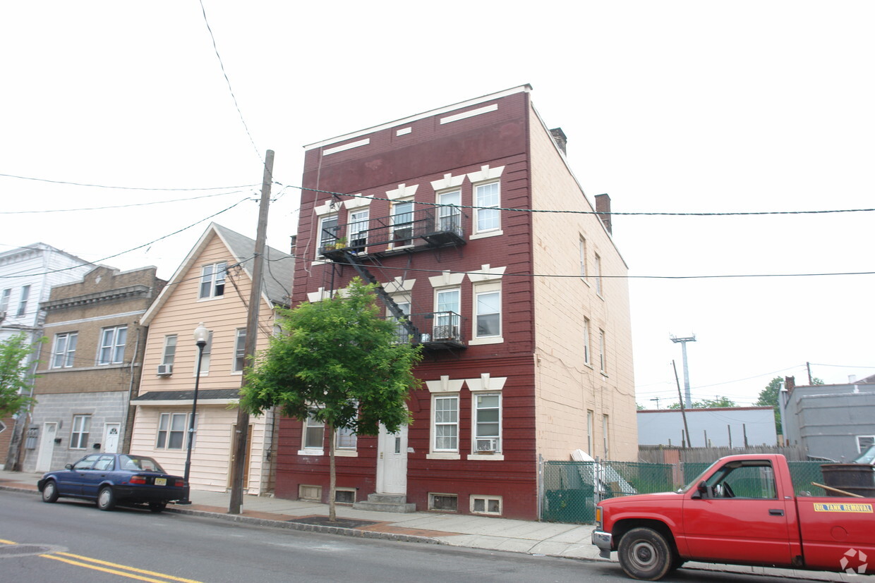 Building Photo - 527 State St