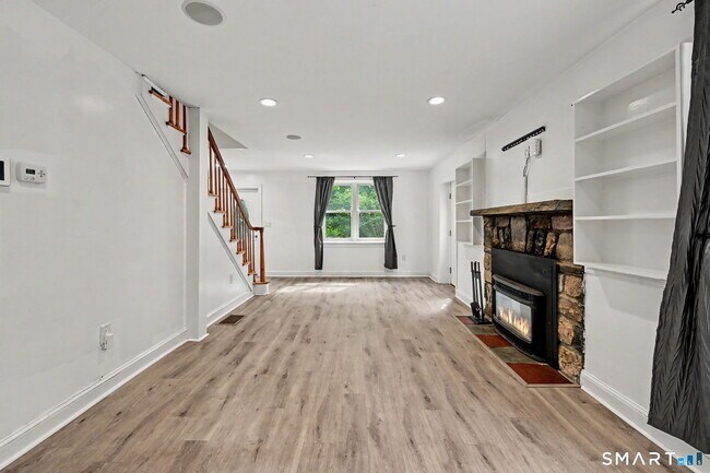 Building Photo - 10 Old Hawleyville Rd