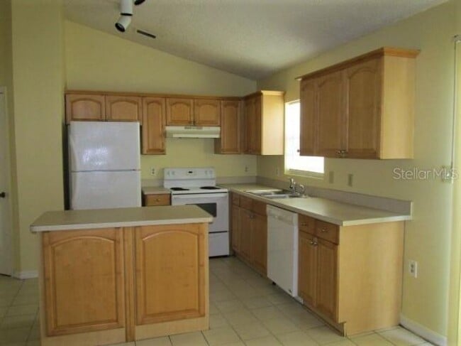 Building Photo - 325 Drake Elm Dr