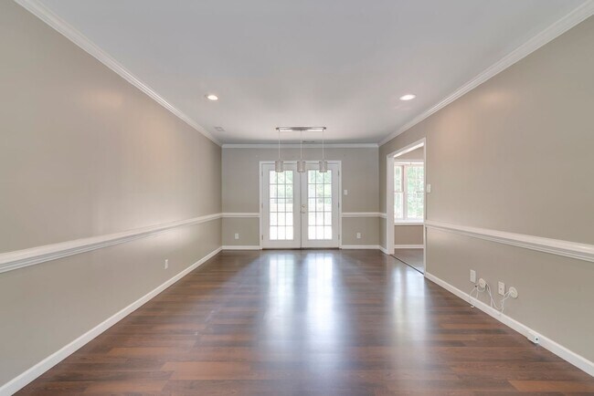 Building Photo - Beautiful, Spacious 3 Bedroom Rancher in M...