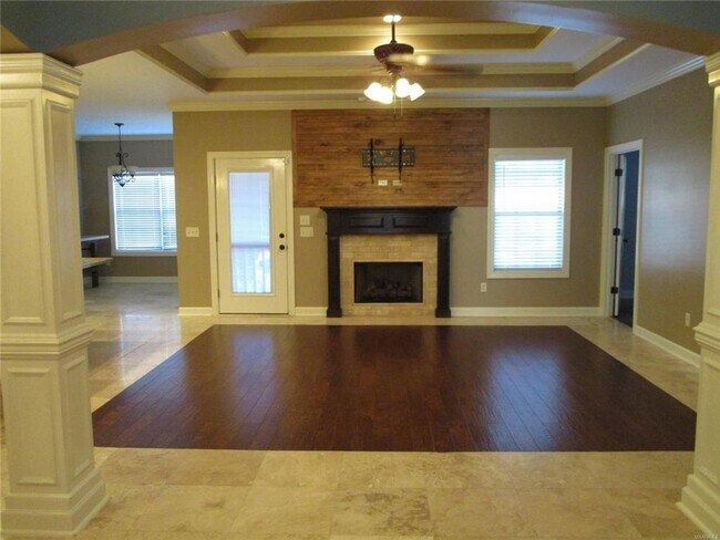 Foto del edificio - Available May! Updated Photos To Come!