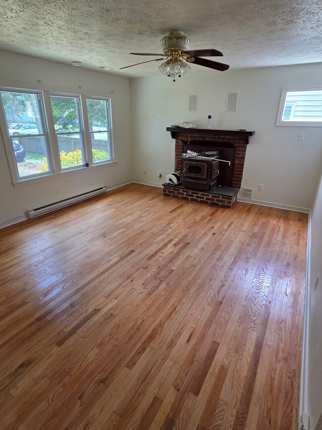 Living room - 8 N Fern Ave