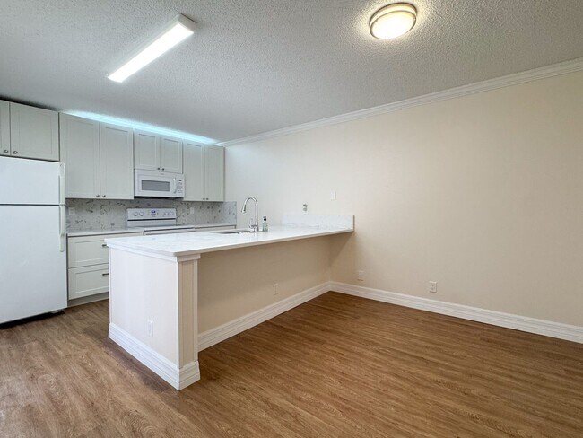 Building Photo - Newly Remodeled 2 bedroom 2.5 bath near Millenia Mall