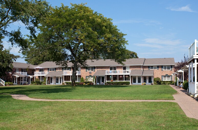 Fairfield Saxon Arms Apartments at 16 N Saxon Ave Bay Shore, NY