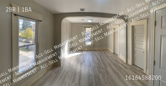 Building Photo - NW 2 Bedroom upstairs