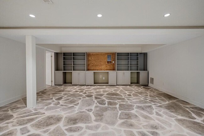 Building Photo - 102 Vanessa Dr