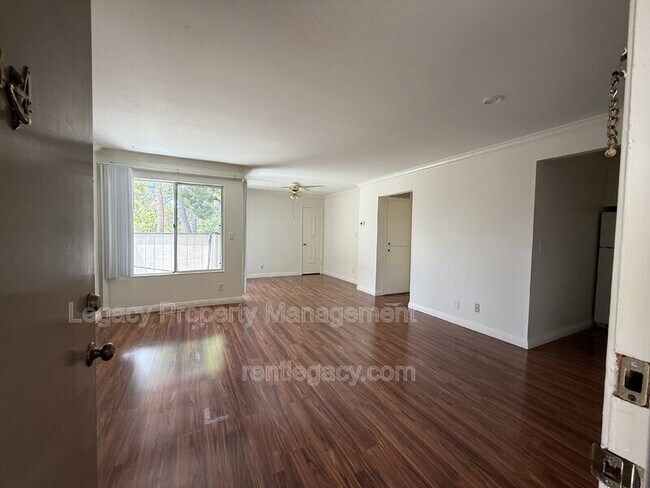 Foto del edificio - 5460 Concord Blvd