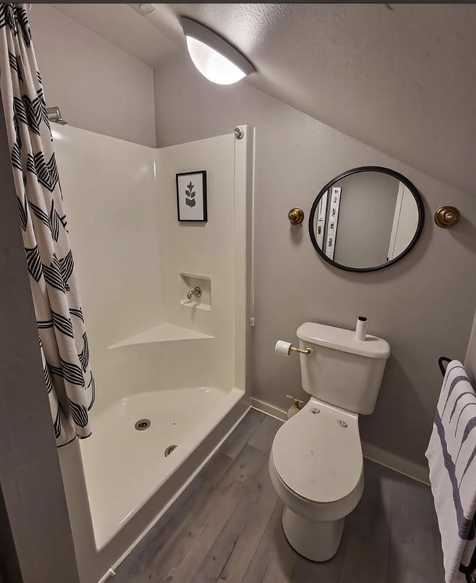 Building Photo - Second Floor Apartment Close to Woodlawn Park