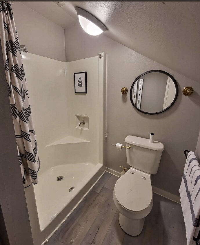 Foto del edificio - Second Floor Apartment Close to Woodlawn Park