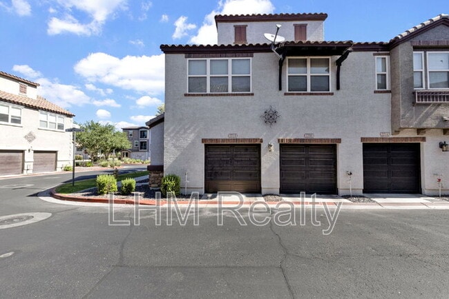 Building Photo - 2210 E Huntington Dr