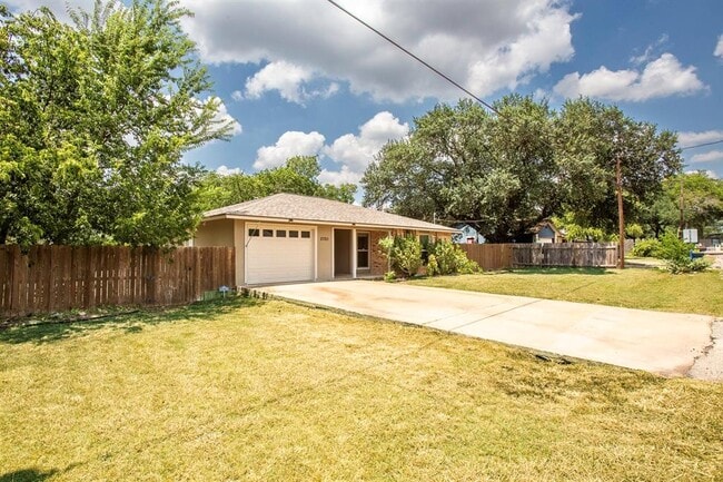 Building Photo - 2701 Peach Tree Ln