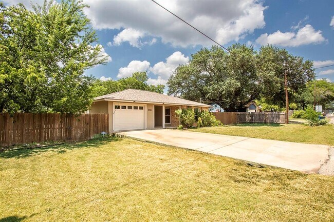 Foto del edificio - 2701 Peach Tree Ln