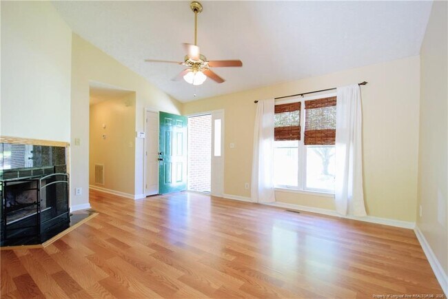 Foto del edificio - 5050 Summer Ridge Rd