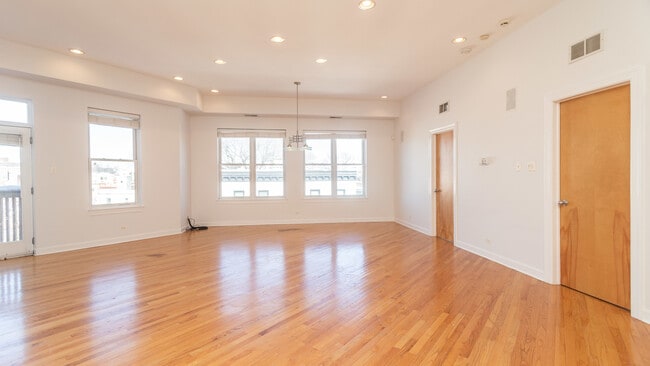 Building Photo - 845 W Altgeld St