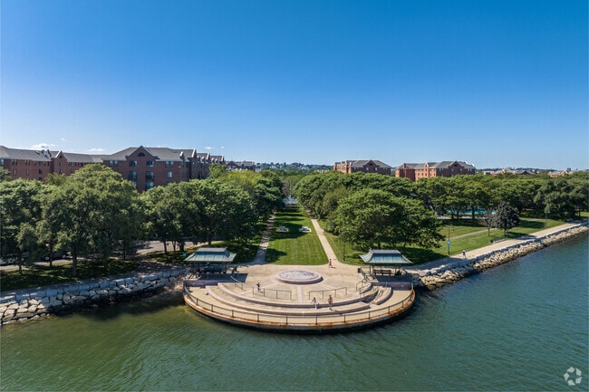 Harbor Walk - Harbor Point Apartments