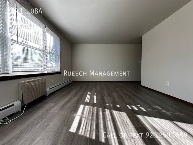 Building Photo - Recently Renovated 2 Bedroom 1 Bath Lower ...