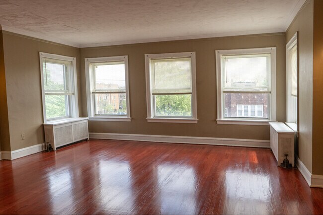 Foto del edificio - 8008 S Rhodes Ave