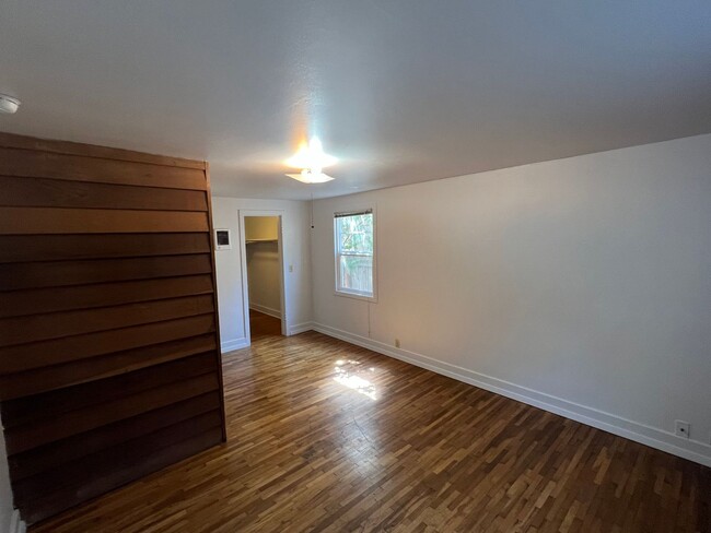 Foto del edificio - 3 Bedroom/ 1 Bath Detached Back Unit