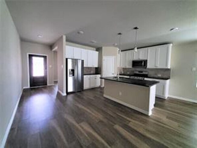 Building Photo - 3 Bedroom with Flex Space Available NOW!