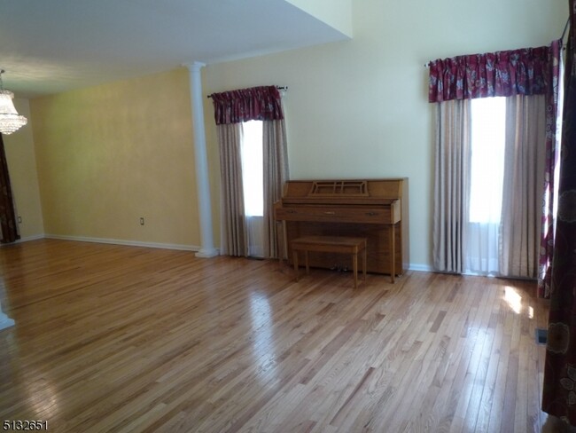 Building Photo - 9 Harrogate Cir