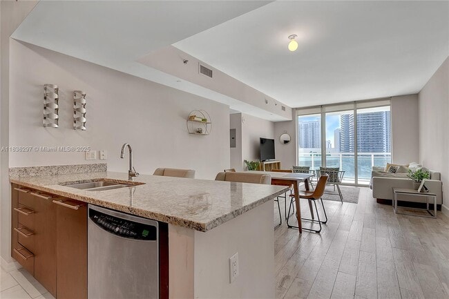 Building Photo - 950 Brickell Bay Dr