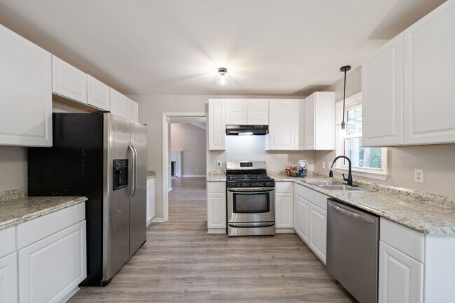 Building Photo - Available Early March - Renovated 3 bed, 2...