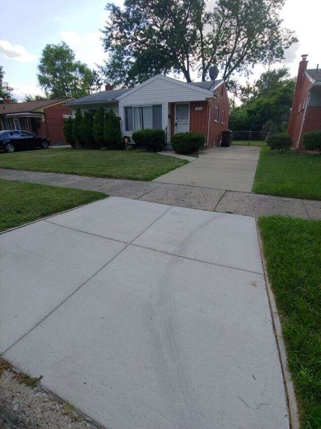 Foto del edificio - Inkster 2-3 bdrm home w/basement