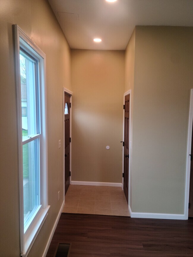 Building Photo - 628 State St