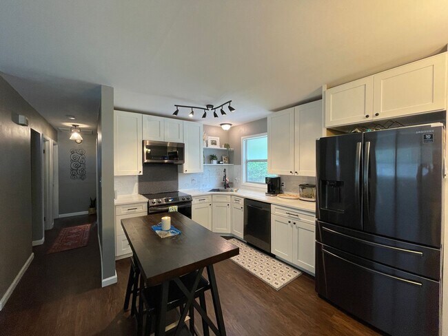 Building Photo - Modernized 3 Bedroom
