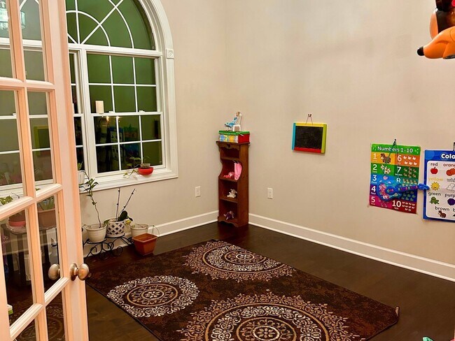 Foto del edificio - 3 Bedroom semi furnished Duplex type House in Imperial