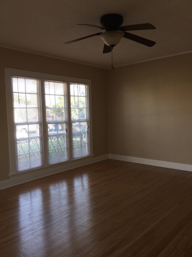Foto del edificio - 2101 Hillcrest Dr