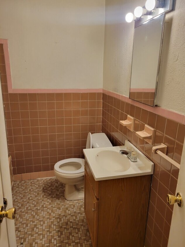 Building Photo - 6419 Tulip St