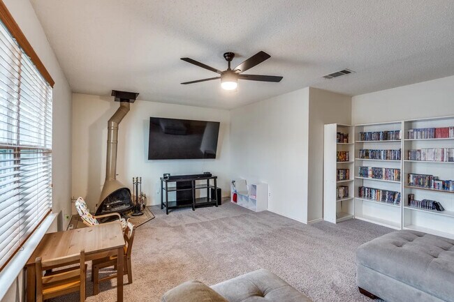 Foto del edificio - Room in House on Bandera St