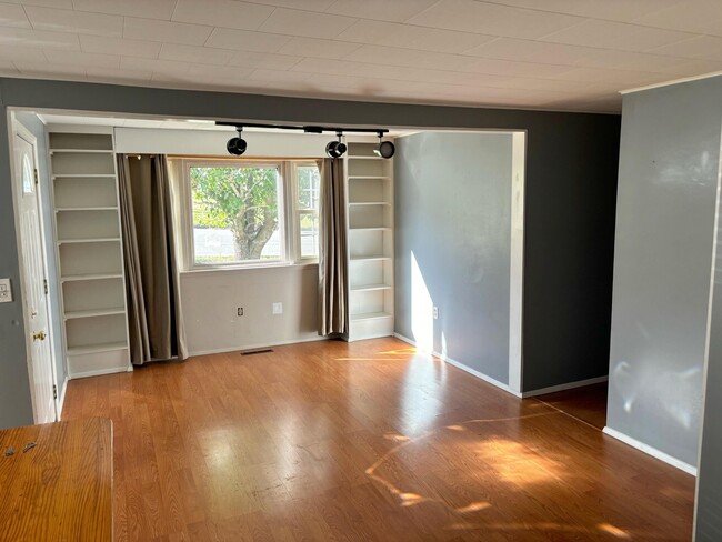 Building Photo - 455 Evergreen Ave