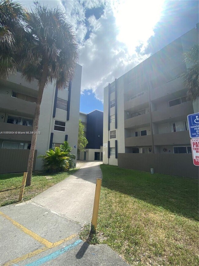 Foto del edificio - 10090 NW 80th Ct